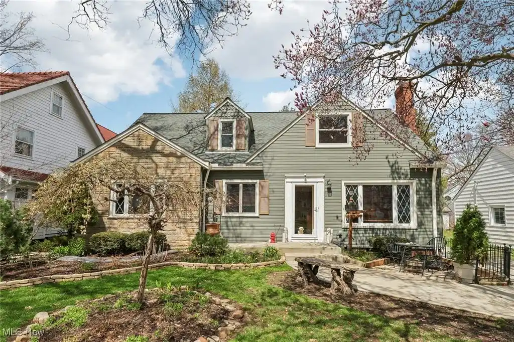 Charming Home Offering a Peaceful Lakeside Lifestyle