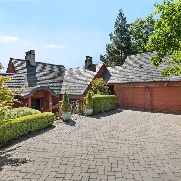 SPECTACULAR HOME WITH GORGEOUS VIEWS