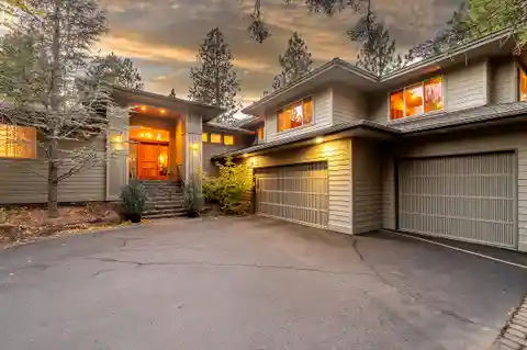 Gorgeous Home Overlooking the Fairway in Awbrey Glen
