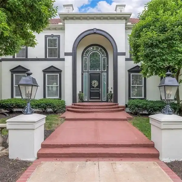 UNPARALLELED OPPORTUNITY IN THE HEART OF HALLBROOK