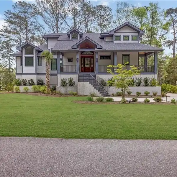 NEWER CONSTRUCTION IN AN OASIS-LIKE SETTING