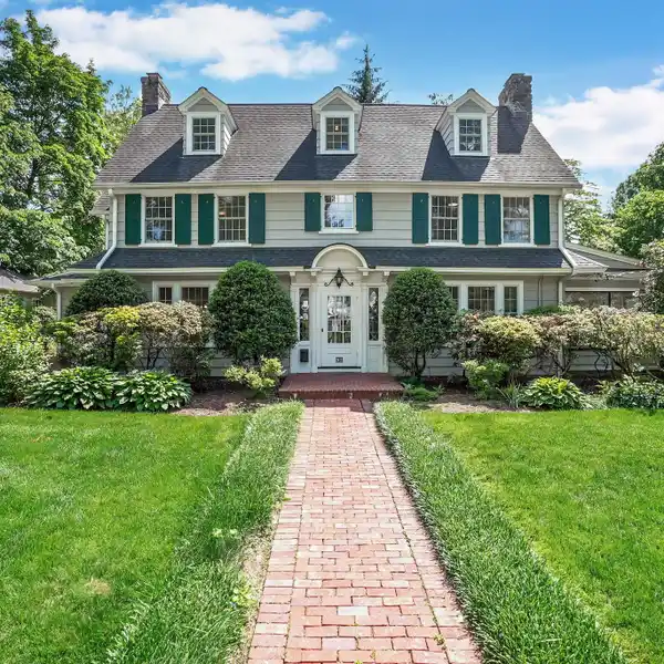 UPDATED CLASSIC COLONIAL IN GREENACRES