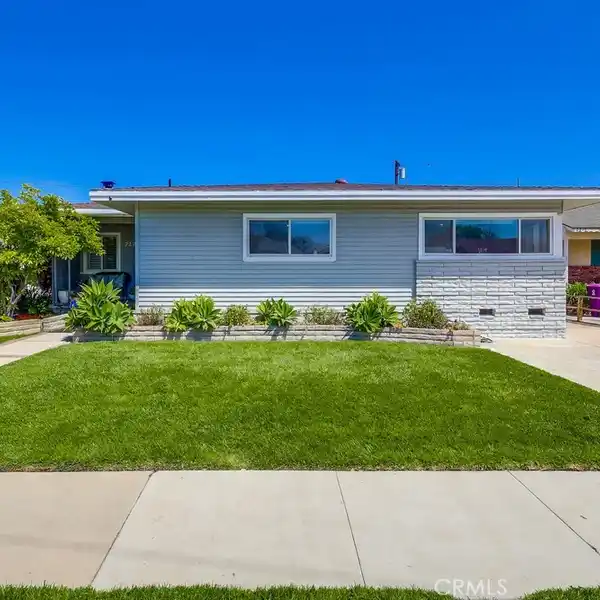 BEAUTIFULLY REMODELED RESIDENCE IN LONG BEACH PLAZA