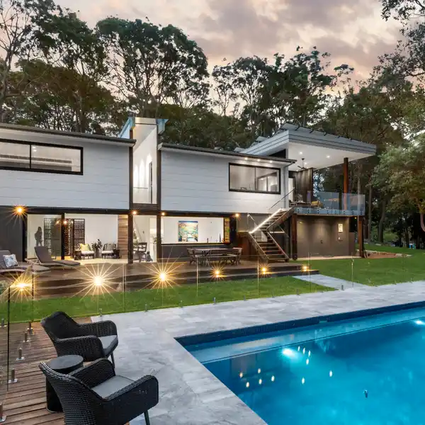 ARCHITECT-DESIGNED RESIDENCE ON ESTATE-LIKE GROUNDS