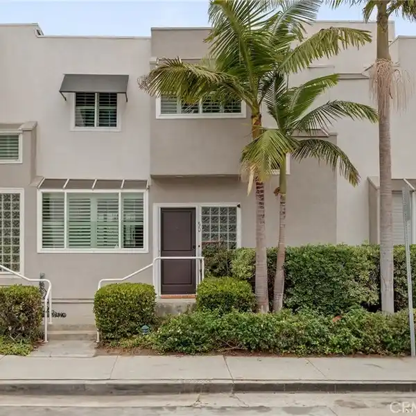 EXTENSIVELY RENOVATED TOWNHOME BLOCKS FROM THE SAND