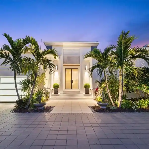 INCREDIBLE MODERN RESIDENCE WITH CUSTOM FEATURES