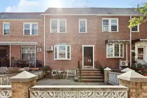Fully Renovated Woodside Townhouse