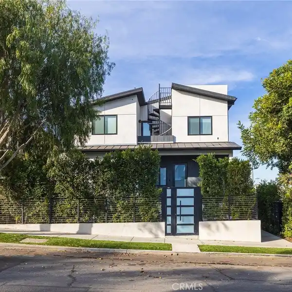 STYLISH AND COMFORTABLE MODERN TOWNHOME