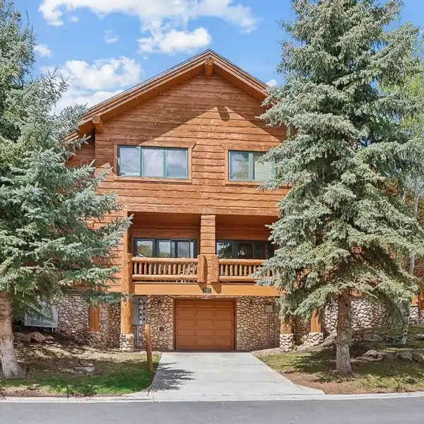 BEAUTIFULLY CRAFTED MOUNTAIN HOME