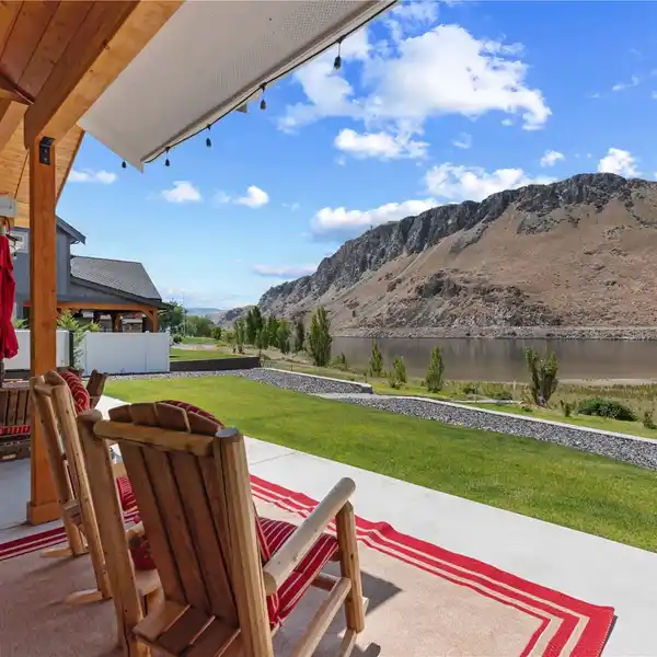 GORGEOUS RAMBLER ON THE COLUMBIA RIVER