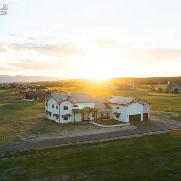 CONTEMPORARY LUXURY WITH PASTORAL LIVING