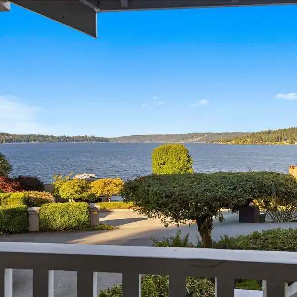 TIMELESS ELEGANCE MEETS LAKESIDE SERENITY