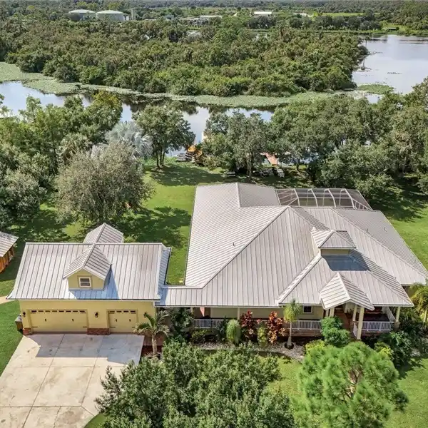 SECLUDED RIVERSIDE RETREAT