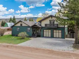 Mountain Charm in a Desirable Community