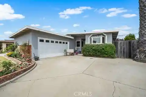 Charming Cottage Located in Seal Beach