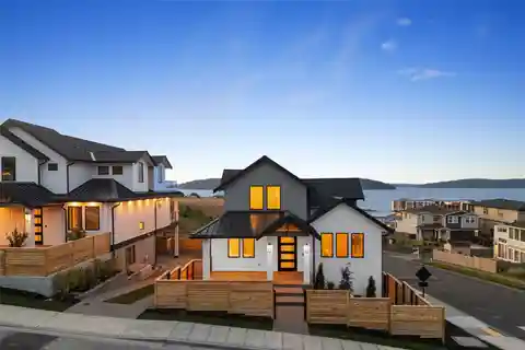 Modern Elegance Overlooking Commencement Bay