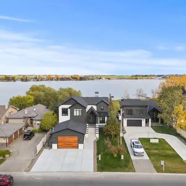 LUXURY LAKEFRONT ESTATE WITH STUNNING VIEWS