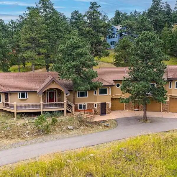 LOOKOUT MOUNTAIN RETREAT WITH BREATHTAKING VIEWS