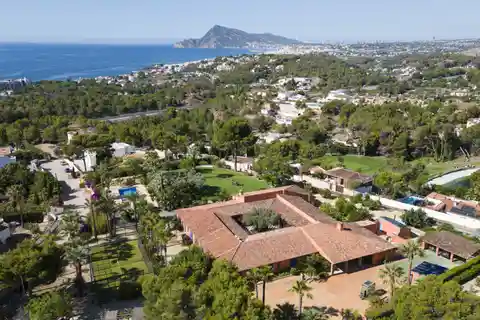 Exclusive Six Bedroom Villa