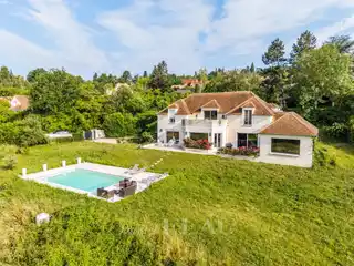 Gracious Home with Pool