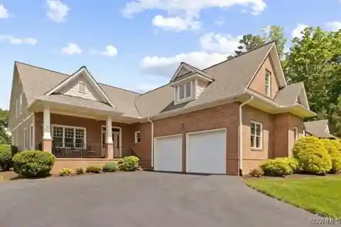 Luxury and Tranquility on the Richmond Country Club Golf Course