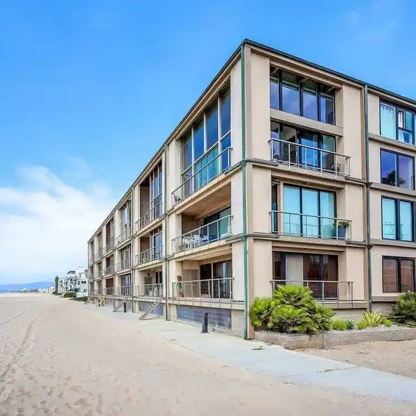 COMMANDING VIEWS FROM A PRIME BEACHFRONT BUILDING