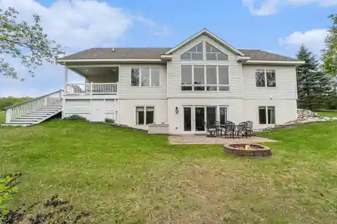 Expansive Country Retreat with Versatile Living Spaces