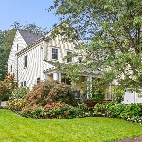 ELEGANT COLONIAL WITH EXPANSIVE ENTERTAINING SPACES