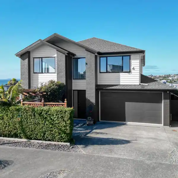 STUNNING ARCHITECTURALLY DESIGNED RESIDENCE