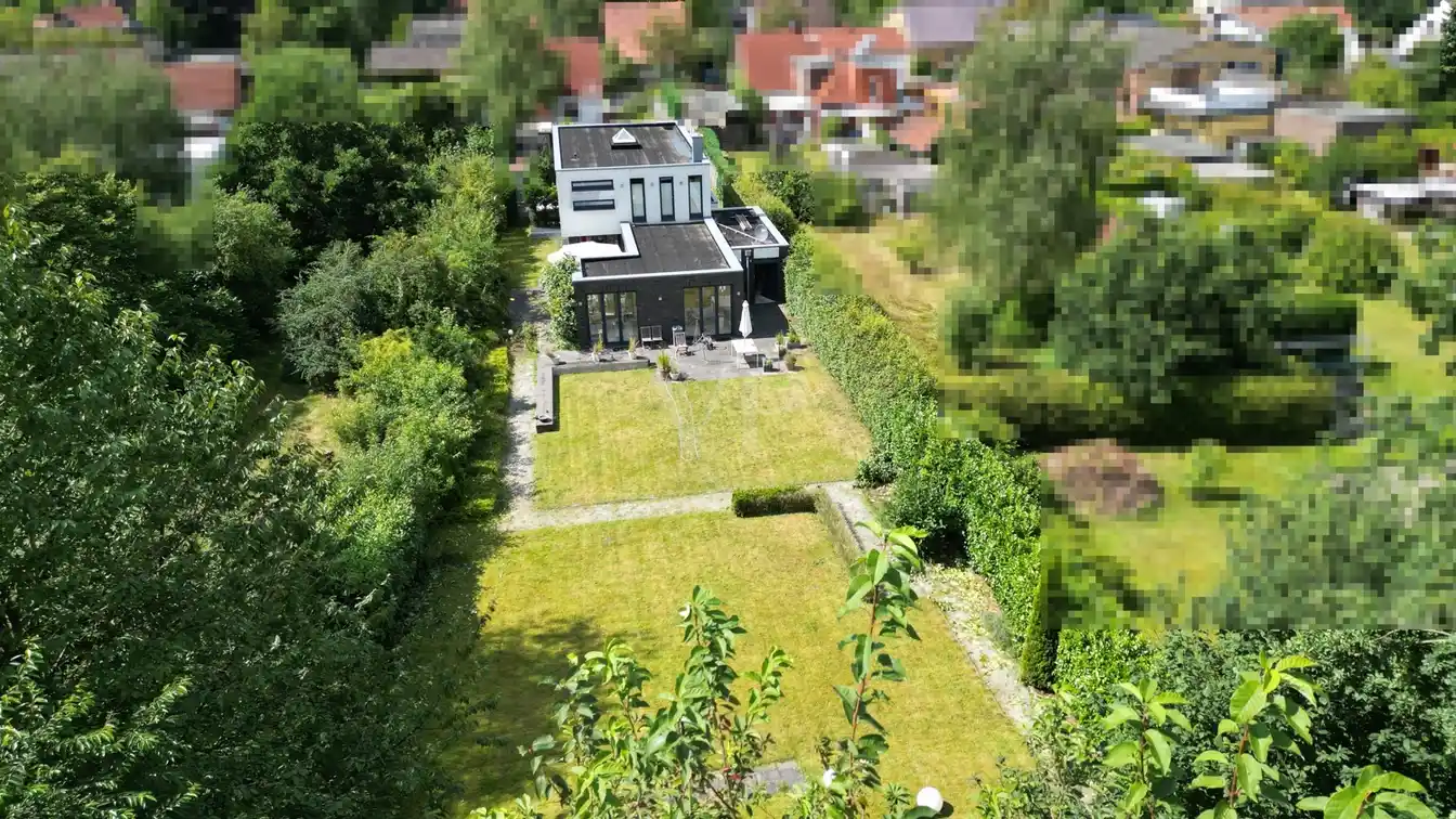Bauhaus Villa in a Sought-after Lakeside Location
