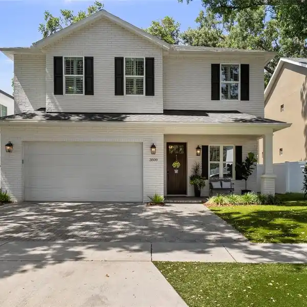 BEAUTIFULLY DESIGNED TRADITIONAL GEM IN VIRGINIA PARK