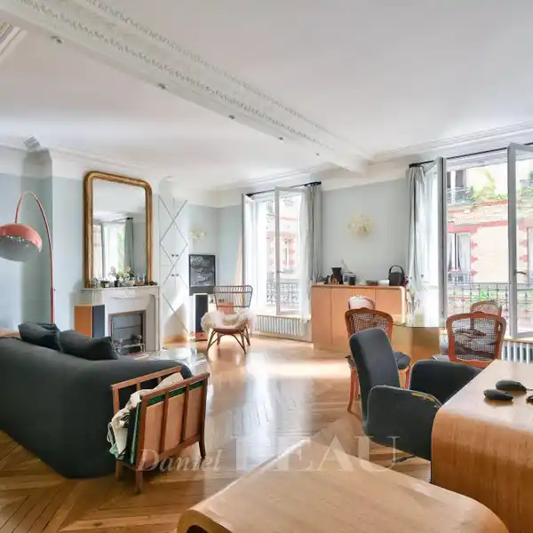 HISTORIC MARAIS APARTMENT WITH COURTYARD VIEWS