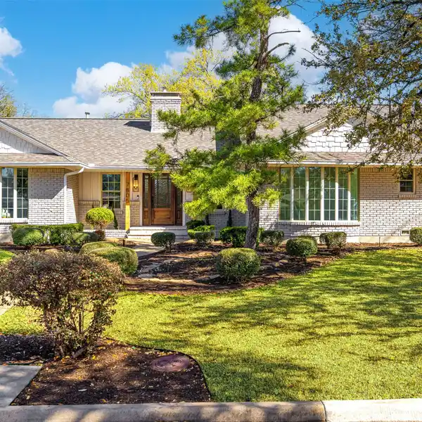 EXQUISITE HOME IN THE HIGHLY DESIRABLE SPRING CREEK NEIGHBORHOOD