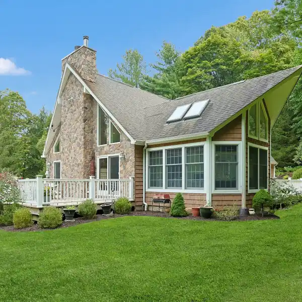 IMMACULATELY MAINTAINED COLONIAL