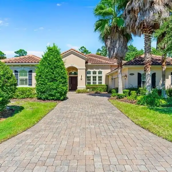 LOW-MAINTENANCE LUXURY BY THE SEA