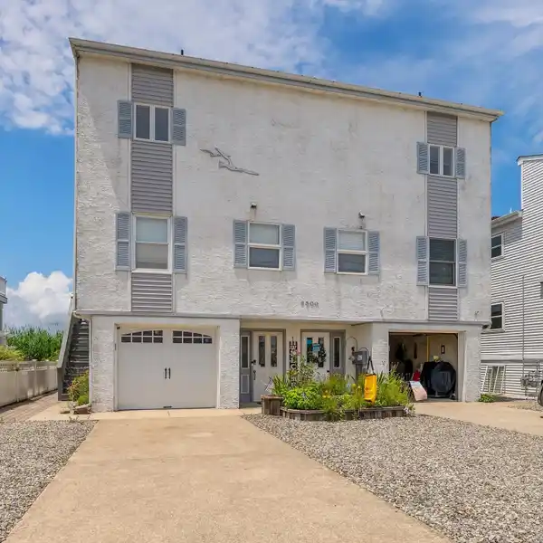 SPACIOUS AN RARE WETLAND TOWNHOUSE