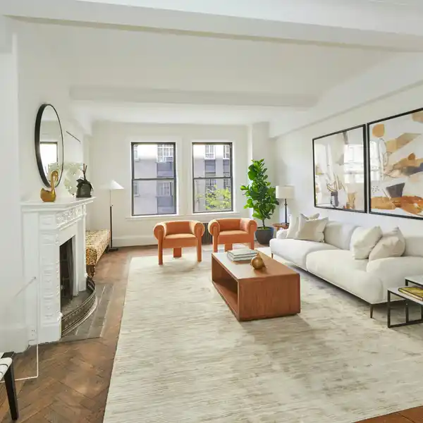 GRAND-SCALE CLASSIC SEVEN-ROOM HOME