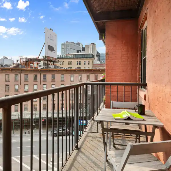 ICONIC ADDRESS MEETS PRIVATE BALCONY LIVING