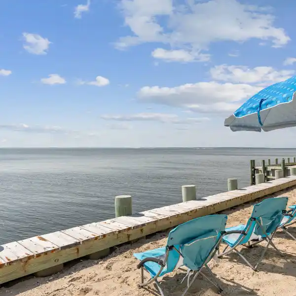 STYLISH BEACH COTTAGE WITH STUNNING WATER VIEWS