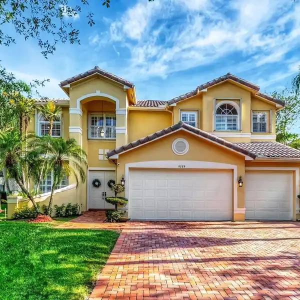 LAKEFRONT HOME IN DESIRABLE SATURNIA ISLES