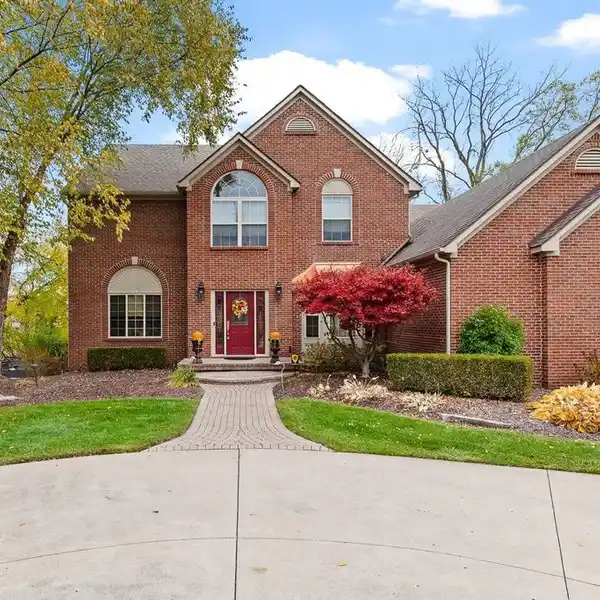 WATERFRONT ESTATE WITH TIMELESS ELEGANCE AND MODERN LUXURY