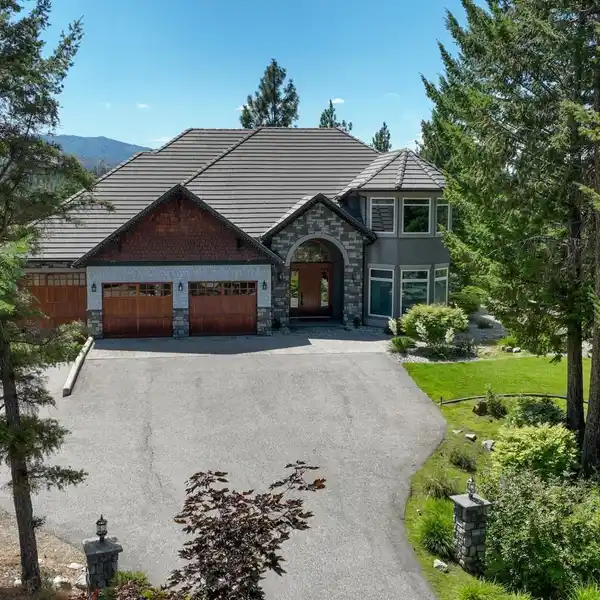 PRIVATE ESTATE ON NEARLY FIVE ACRES