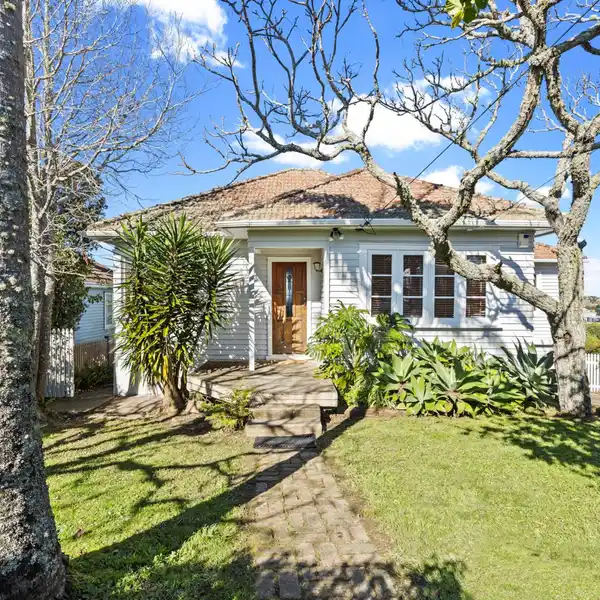 SPACIOUS BUNGALOW IN THE PRIZED WESTMERE PENINSULA