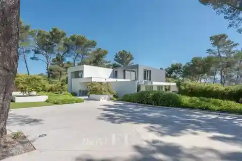 Contemporary Luxury Residence in a Peaceful Setting