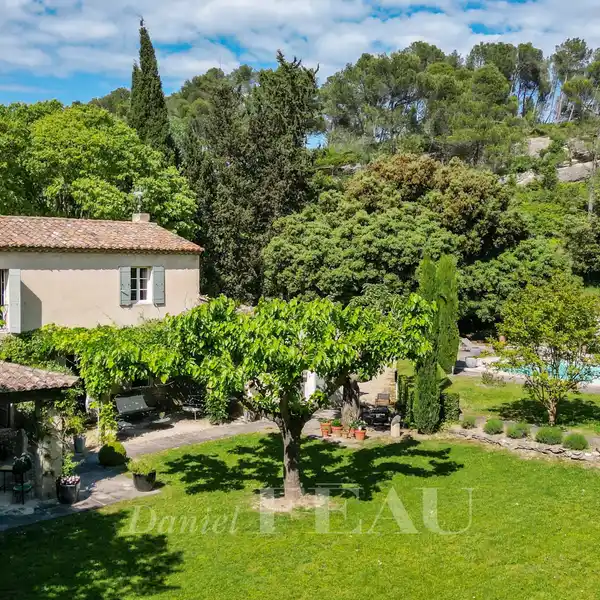 PEACEFUL RETREAT AT THE FOOT OF ALPILLES