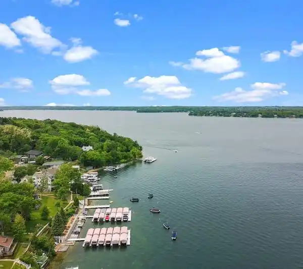 LUXURY LAKE RETREAT WITH PRIVATE BOAT ACCESS