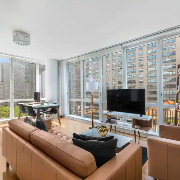 BEAUTIFUL SUNLIT CORNER CONDO