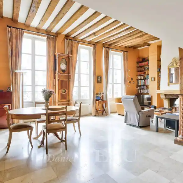 CHARMING FLAT WITH ORIGINAL BEAMS