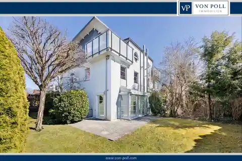 Modern Living in a Sought-after Location: Semi-detached House in Gräfelfing