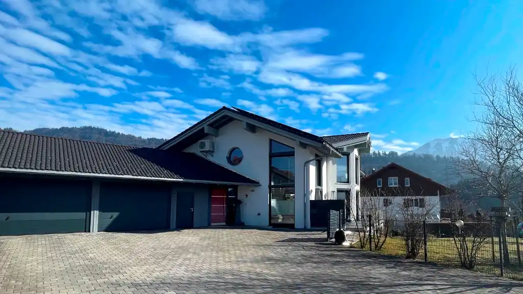Spacious and Modern Detached House